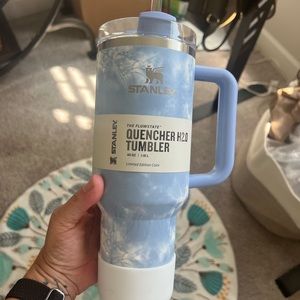 Ocean tie dye 40 oz Stanley with boot! 💙🤍